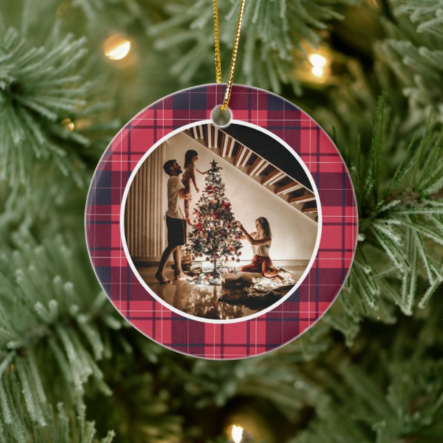 Ornamento De Cerâmica Elegant Modern Red Plaid Christmas Family Photo (Árvore)
