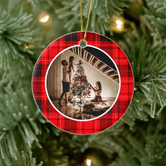 Ornamento De Cerâmica Elegant Modern Red Plaid Christmas Family Photo (Árvore)