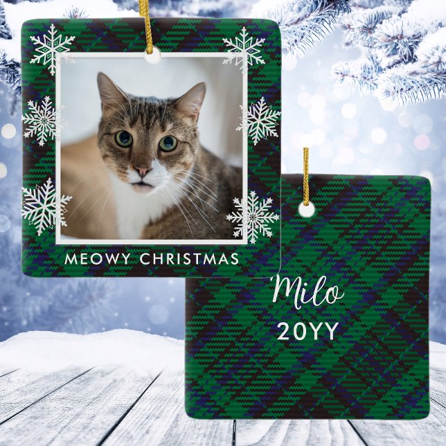 Ornamento De Cerâmica Elegante Green Gingham Cat Foto de Feliz Natal (Elegant Green Gingham Cat Photo Meowy Christmas Ceramic Ornament
)
