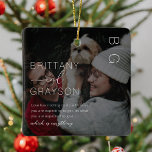 Ornamento De Cerâmica Elegante Monograma Casal Foto Natal Cerâmica Ou<br><div class="desc">enfeites de natal com sua foto com uma camada preta escura,  suas iniciais no canto superior direito,  nomes e uma citação de amor de relação moderna.</div>