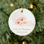 Ornamento De Cerâmica Elegante Script Baby's First Christmas Photo Doura<br><div class="desc">Este Enfeites de natal redondo oferece o primeiro tema de Natal de um bebê. O texto "Meu Natal de 1rua" aparece num guião de ouro elegante. O texto personalizado permite adicionar o nome e o ano do seu recém-nascido.</div>