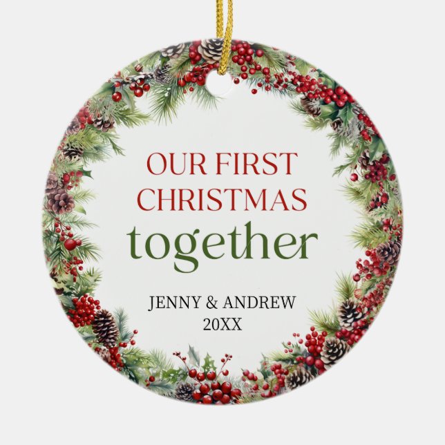 Ornamento De Cerâmica Elegante vermelho e verde Nosso Primeiro Natal (Frente)