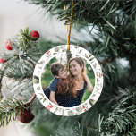 Ornamento De Cerâmica Elegante White Winter Greenery Wreath 1 Foto<br><div class="desc">Este elegante e festivo ornamento fotográfico apresenta uma bela camada aquosa de holly, eucalipto e bagas sobre um fundo branco clássico. A foto cortada é redonda. A saudação editável nas costas diz "Feliz Natal" com sua própria mensagem personalizada. Estes belos ornamentos de férias fazem um presente fabuloso para a família...</div>