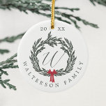 Ornamento De Cerâmica Elegante Winter Garland Wreath Monograma Crest Fot<br><div class="desc">Celebrar a alegria da época de férias com nosso ornamento de fotos de Natal da excursão da fazenda de inverno. Nosso ornamento personalizado apresenta nossa design, ano e assinatura da família do monograma da terra de inverno. O verso apresenta uma foto e uma faixa de terra. Espalhe o amor e...</div>