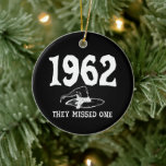 Ornamento De Cerâmica Em 1962, Perderam Um Salem Witch Halloween<br><div class="desc">Em 1962,  Perderam Um Salem Witch Halloween</div>