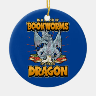 Ornamento De Cerâmica Em um mundo de minhocas de livros seja um dragão d