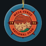 Ornamento De Cerâmica Emblema de Introdução ao Parque Nacional Mesa Verd<br><div class="desc">Trabalho de arte de vetor Verde. O parque é conhecido por suas bem preservadas moradias do penhasco de Ancestral Puebloan,  notadamente o grande Palácio Cliff.</div>