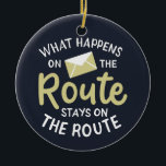 Ornamento De Cerâmica Empregador Postal O que Acontece no Route Christma<br><div class="desc">Procurando designs Engraçados do Office Postal Poste? Faça uma declaração com isto O que acontece na rota fica na cotação da rota. Não perca isso se você está procurando presentes falando sobre o carteiro,  o correio ou as declarações dos trabalhadores postais.</div>