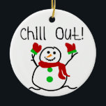 Ornamento De Cerâmica Encham Snowman Keepsasasaem Ornament<br><div class="desc">Um bonitinho bonitinho com lenço vermelho e mitenes vermelhos e texto que lê "Chill Out!" em um bonitinho ornamento de saudação de neve.</div>