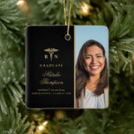 Ornamento De Cerâmica Enfermagem Personalizada para Graduação de Enferme<br><div class="desc">Celebre a conquista monumental do seu formando de enfermagem favorito com o nosso elegante ornamento cerâmico personalizado de formatura de enfermeira negra e Dourada. Criado para comemorar a dedicação e o trabalho de duro que levou a essa ocasião importantíssima, esse ornamento é um símbolo de orgulho e realização. Apresentando sotaques...</div>