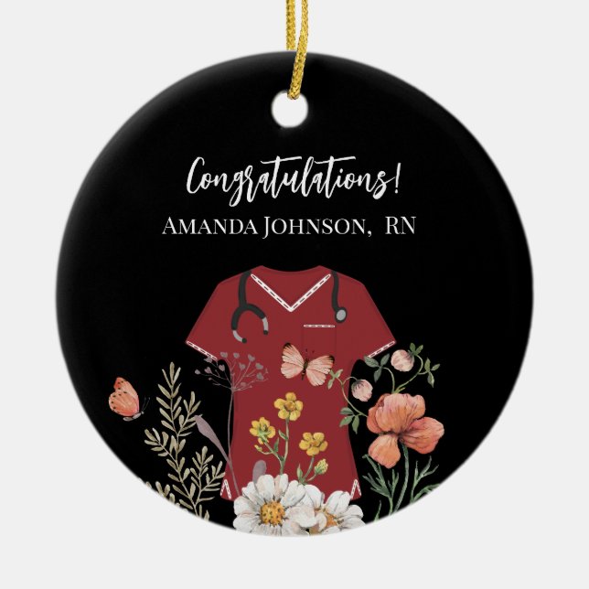 Ornamento De Cerâmica Enfermeiro Personalizado RN LPN Maroon Scrubs (Frente)