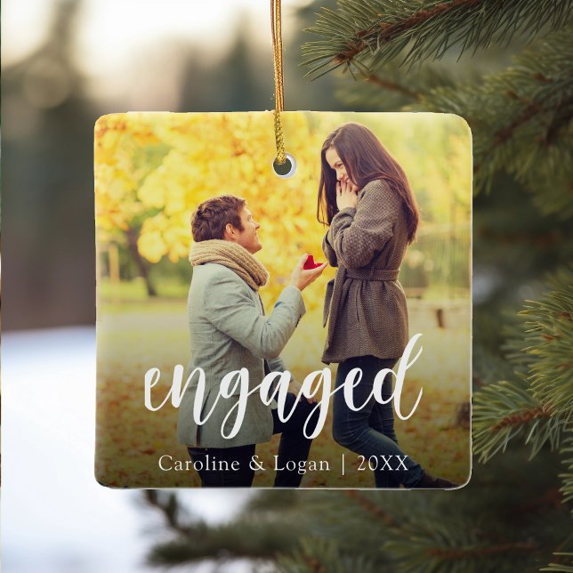 Ornamento De Cerâmica Engagement Photo | Engaged Holiday Keepsake (Criador carregado)