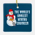Ornamento De Cerâmica Engenheiro de Mineração Mais Legal Snowman<br><div class="desc">Um boneco de neve segurando uma pá vestindo um cachecol e boné com O texto mais legal do engenheiro de mineração do mundo é um design de presente engraçado para estudantes universitários e engenheiros profissionais.</div>