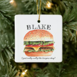 Ornamento De Cerâmica Engraçado Cheeseburger Burger| Monograma de Natal<br><div class="desc">O presente de Natal perfeito e guardar para qualquer fã de hambúrguer. Nossos Enfeites de natal personalizados apresentam seu nome, uma ilustração de hambúrguer suculenta, uma citação engraçada e um padrão correspondente no verso. Adicione seu texto personalizado a este design usando as caixas "Editar este modelo de design" no lado...</div>