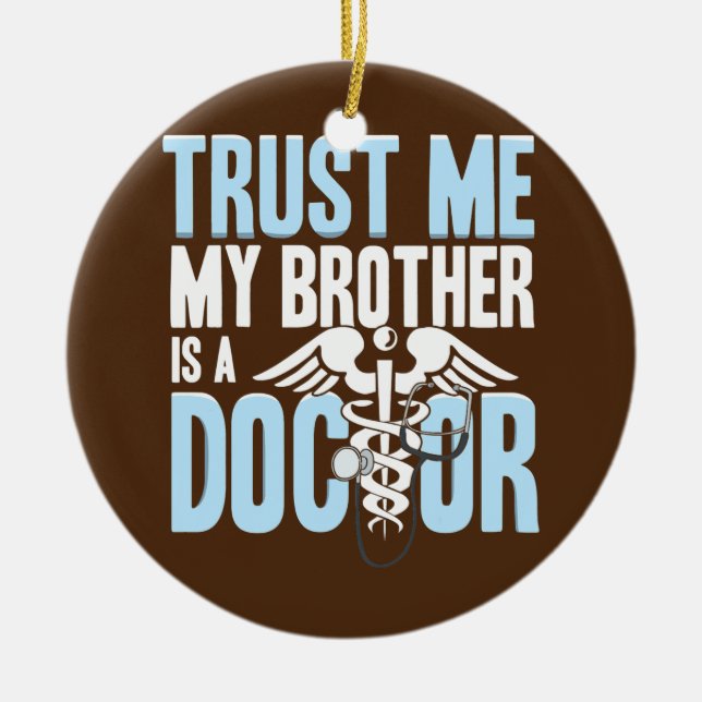 Ornamento De Cerâmica Engraçado Confie em mim Irmão é um Médico (Frente)