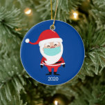 Ornamento De Cerâmica Engraçado Papai Noel Vestindo Facemask 2020 Natal<br><div class="desc">Um Enfeites de natal engraçado com Papais noeis vestindo uma facemask. Tão apropriado para esses tempos.</div>