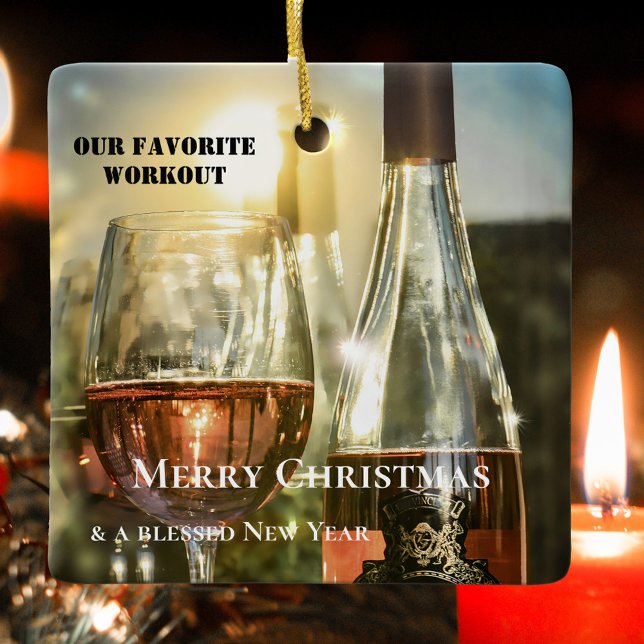Ornamento De Cerâmica Engraçado Rosé Vinho Personalizado (Ornament featuring a pretty sunny scene with rosé wine and sparkling lights.)