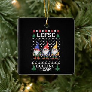 Ornamento De Cerâmica Equipe de Rolagem de Lefse Gnome de Natal Assando 