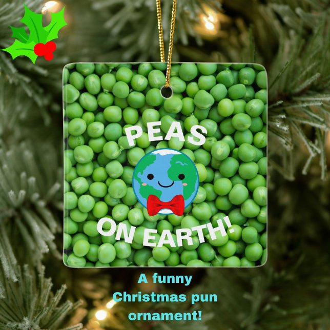 Ornamento De Cerâmica "Ervilhas na Terra" Engraçadas Natal (Peas on Earth and Goodwill to All! A cute, funny Christmas pun ornament for your tree!)