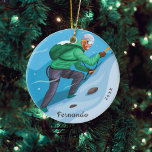 Ornamento De Cerâmica Escalada de neve Extreme Winter Sport Name<br><div class="desc">Este ornamento legal faria uma maravilhosa decoração de árvores de Natal para fãs de esportes radicais! Adicione facilmente os nomes e o ano desejados clicando na opção "personalizar este modelo".</div>