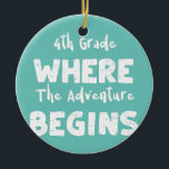 Ornamento De Cerâmica Escola 4º grau onde a aventura começa 4º<br><div class="desc">Escola 4.º Grau, Onde A Aventura Começa Com Presente 4.º Grau. Presente perfeito para seu pai, mãe, pai, homens, mulheres, amigos e familiares no Dia de Ação de Graças, Dia de Natal, Dia de as mães, Dia de os pais, 4 de julho de 1776 Dia Independente, Dia dos Veteranos, Dia...</div>