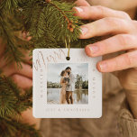 Ornamento De Cerâmica Escrito Dourado mínimo moderno casado e Feliz - 2<br><div class="desc">Simples e moderno desenho de fotos para comemorar seu primeiro Natal casado. O design apresenta um simples design com um design de fotos quadrado para mostrar sua foto especial de casamento. "Casado & Feliz", ano e nome do casal exibidos em um simples design moderno ao redor da foto. Dois ornamentos...</div>