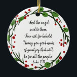 Ornamento De Cerâmica Escritura do Sticker de Escritura de Natal Cristão<br><div class="desc">Escritura do Sticker de Escritura de Natal Cristão com a coroa vermelha e verde Holly "E o anjo disse-lhes,  'Não tenha medo,  por favor,  eu trago-vos boas notícias de alegria excelente que será para todas as pessoas.'" - Luke 2:10</div>