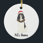 Ornamento De Cerâmica Espanhol personalizado do Springer (Tricolor)<br><div class="desc">Faça uma lista agradável este ano com um ornamento personalizado do seu pequeno elfo tricolor inglês de gafanhoto! Para os presentes mais doces,  emparelhe-o com um impressão de arte correspondente ou outro item da minha coleção!</div>