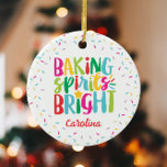 Ornamento De Cerâmica Espíritos Brilhantes Sprinkles Coloridos Natal<br><div class="desc">Esta design de Natal apresenta o texto "Espíritos de panificação brilhantes" em tipografia divertida e colorida cercada por uma fronteira de aspergaminhos arco-íris! Clique no botão personalizar se quiser mover/dimensionar as imagens e continuar a modificar o texto! Variações deste design, cores adicionais, além de coordenar produtos estão disponíveis em nosso...</div>