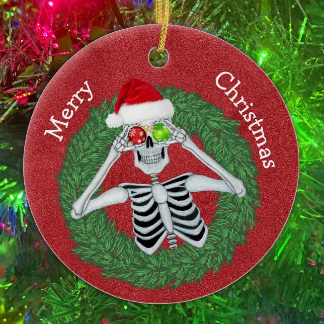 Ornamento De Cerâmica Esqueleto no Pine Christmas Wreath Red Hat Funny (Fun Skeleton With ornaments in pine Wreath on Red ceramic Christmas tree ornament.)
