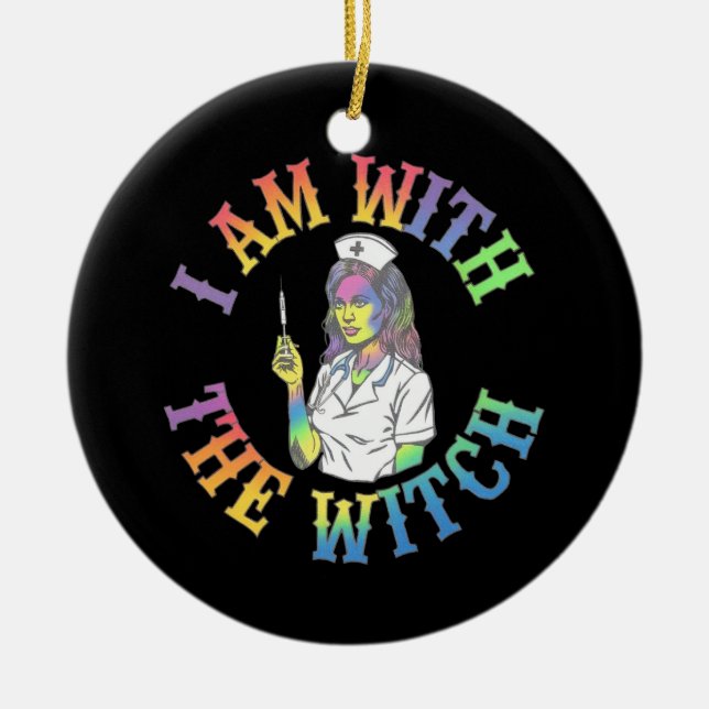 Ornamento De Cerâmica Estou Com A Bruxa - Halloween Louco E Místico (Frente)