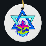 Ornamento De Cerâmica Estrela de David de Hanukkah<br><div class="desc">Estrela de David feliz de Hanukkah com um dreidel que diga "Chanukah feliz" que comemora o divertimento e a alegria judaicos do feriado.</div>