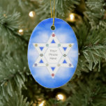 Ornamento De Cerâmica Estrela de Hanukkah e Flocos de Neve Azul para Fot<br><div class="desc">Um ornamento festivo de fotos de Hanukkah com minha design da Estrela de David para a foto-frame e pequenos flocos coloridos de neve em um fundo azul sabiamente.</div>