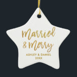 Ornamento De Cerâmica Estrelha Dourada de Casamento de Pincel e Feliz<br><div class="desc">Ornamento de Estrelas de Casamento de Casamento de Feliz e Dourado Escoteiro Moderno de Pincel Casado</div>