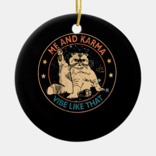 Ornamento De Cerâmica Eu E A Karma Vibe Como Se A Karma Fosse Um Gato.