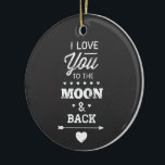 Ornamento De Cerâmica Eu Te Amo À Lua E De Volta<br><div class="desc">Eu te amo na lua e na design de tipografia de giz branco de trás em um fundo de chaleira de Ricaso</div>