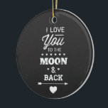 Ornamento De Cerâmica Eu Te Amo À Lua E De Volta<br><div class="desc">Eu te amo na lua e na design de tipografia de giz branco de trás em um fundo de chaleira de Ricaso</div>