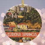 Ornamento De Cerâmica Eureka Primavera, Arkansas vintage ilustres<br><div class="desc">Eureka Primavera,  Arkansas,  com uma ilustração em estilo viagens vintage do Crescent Hotel e da encosta das casas e árvores. O nome Eureka Primavera está em uma fonte deco na parte inferior. Comemorar uma viagem ou evento com um ornamento de Primaveras Eureka.</div>