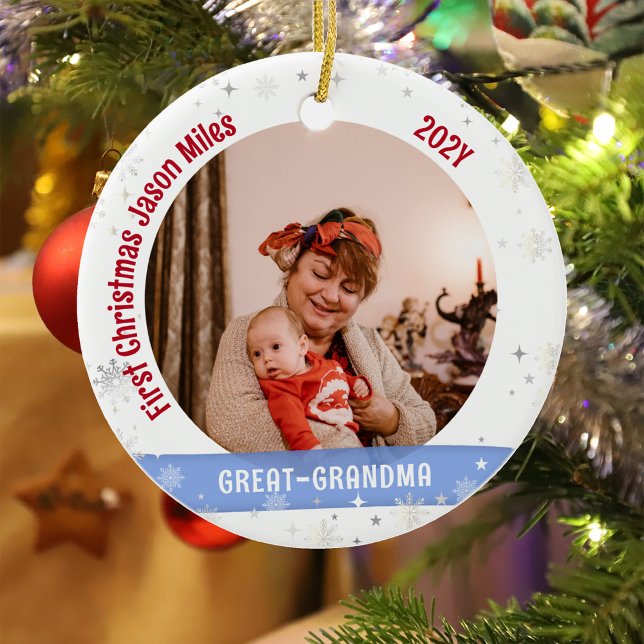 Ornamento De Cerâmica Excelente Avó Bebê Personalizado Primeiro Xmas Fot (Modern Elegant Cute First Christmas Baby Love you Great-Grandma 1 Photo Snowflakes Stars Bow Holly)