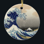 Ornamento De Cerâmica Excelente Wave Kanagawa - Pintura Japonesa<br><div class="desc">Onda de Corte Japonês — Onda Monte Fuji por Hokusa Uma grande onda está no oceano — e você vê o Monte Fuji no fundo distante — as ondulações ao redor do excelente Monte Fuji. A onda gigante é tão intensa que você pode quase perder os barqueiros no primeiro plano....</div>