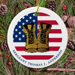 Ornamento De Cerâmica Exército Militar Personalizado dos EUA, Soldado de<br><div class="desc">Apresentando nosso ornamento patriótico projetado especialmente para militares, veteranos e suas famílias. Este belo ornamento apresenta a bandeira americana e a bandeira dos EUA, assim como botas de combate de ouro, simbolizando a bravura e a dedicação dos corajosos soldados que serviram o nosso país. Para torná-lo ainda mais especial, o...</div>