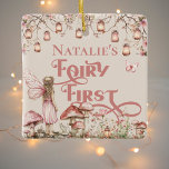 Ornamento De Cerâmica Fada Primeira Festa de aniversário Personalizada O<br><div class="desc">Torne o primeiro aniversário da sua fada ainda mais mágico com a nossa Primeira Festa de aniversário Personalizada Obrigado Ornamento Cerâmico! Este adorável ornamento é o favor do partido perfeito para obrigado dos seus convidados por se juntarem ao encantamento da celebração do seu templo de fadas de jardim. Feito com...</div>