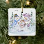 Ornamento De Cerâmica Família Bonita de Snowman de 3 Natal Personalizado<br><div class="desc">Enfeites de natal personalizado bonito para uma família de 3. A design apresenta uma feliz trio de bonecos de neve cercados por árvores de natal e você pode personalizá-la com o ano e seus nomes.</div>