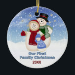 Ornamento De Cerâmica Família de Snowman Azul, Frosty, rua de Natal<br><div class="desc">Congelou o boneco de neve com a Sra. Frosty e o bebê Frosty com neve. Eles estão vestidos para o inverno com cachecol,  chapéu e luvas. O ornamento exclusivo tem uma área de data pronta para ser personalizada.</div>