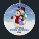Ornamento De Cerâmica Família de Snowman Azul, Frosty, rua de Natal<br><div class="desc">Congelou o boneco de neve com a Sra. Frosty e o bebê Frosty com neve. Eles estão vestidos para o inverno com cachecol,  chapéu e luvas. O ornamento exclusivo tem uma área de data pronta para ser personalizada.</div>