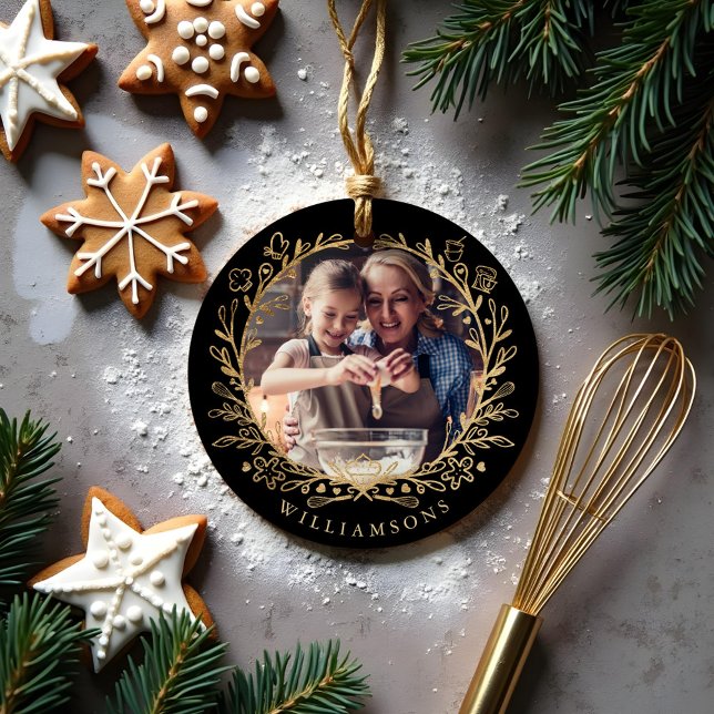 Ornamento De Cerâmica Família Elegante Dourada e Negra Baking Photo Wrea (Elegant Gold & Black family Baking Photo Wreath Ceramic Ornament)