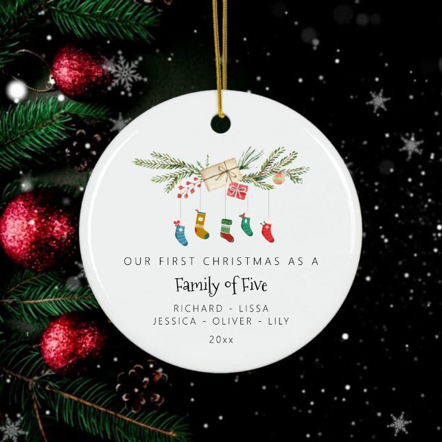 Ornamento De Cerâmica Família Personalizada De Cinco Holly Stockings Nat (Custom Family Of Five Holly Stockings Christmas Ceramic Ornament)