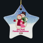 Ornamento De Cerâmica Família Snowman, rosa, de 1rua,<br><div class="desc">Congelou o boneco de neve com a Sra. Frosty e a menina Frosty com neve. Eles estão vestidos para o inverno com cachecol,  chapéu e luvas. O ornamento exclusivo tem uma área de data pronta para ser personalizada.</div>