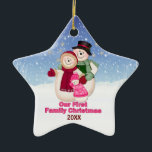 Ornamento De Cerâmica Família Snowman, rosa, de 1rua,<br><div class="desc">Congelou o boneco de neve com a Sra. Frosty e a menina Frosty com neve. Eles estão vestidos para o inverno com cachecol,  chapéu e luvas. O ornamento exclusivo tem uma área de data pronta para ser personalizada.</div>