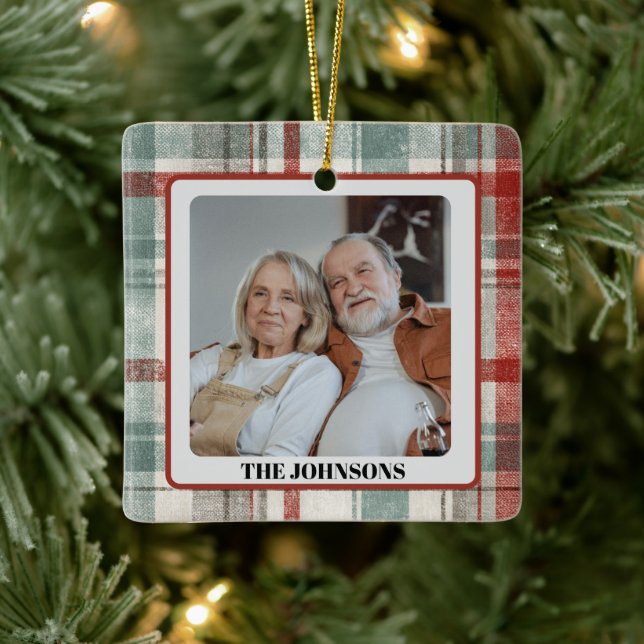 Ornamento De Cerâmica Family Photo Red & Green Plaid Christmas Ornament (Árvore)